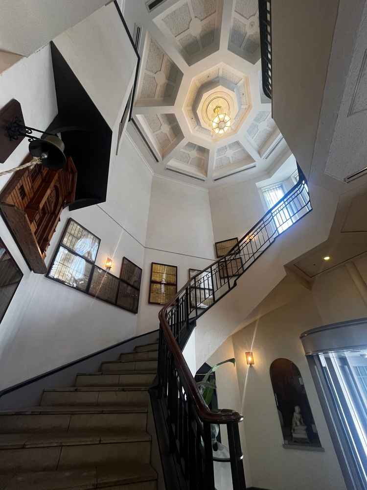 螺旋階段が綺麗でした。当日は貸切になるそうです。セレモニーで使うプレートも飾ってありました。