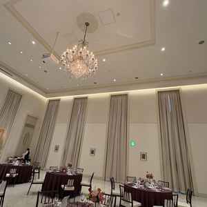 披露宴会場の高い天井と、どんな雰囲気にも合うホワイトの壁、床が印象的でした。テーブルも可愛いです