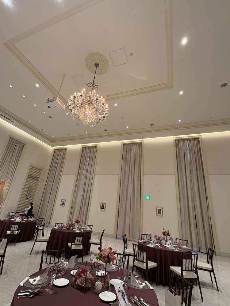 披露宴会場の高い天井と、どんな雰囲気にも合うホワイトの壁、床が印象的でした。テーブルも可愛いです