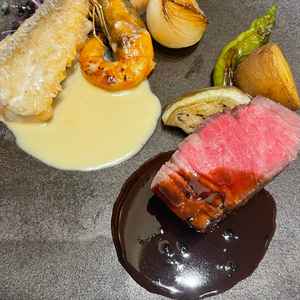 フレンチに和の要素を取り入れた料理で、幅広い年代に喜ばれる工夫が感じられる。