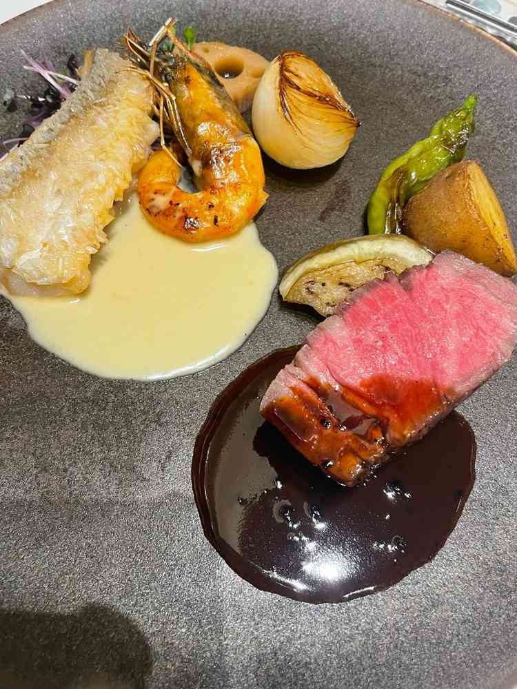 フレンチに和の要素を取り入れた料理で、幅広い年代に喜ばれる工夫が感じられる。