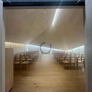 和装も似合うチャペル。そこまで大きくないので、親族挙式もできるサイズ感のチャペル。