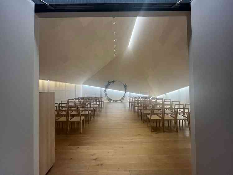 和装も似合うチャペル。そこまで大きくないので、親族挙式もできるサイズ感のチャペル。