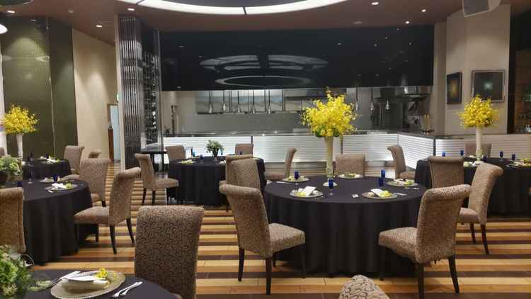 オープンキッチンの披露宴会場。料理が出来上がる過程も楽しみながらまったり過ごせそうと思いました。