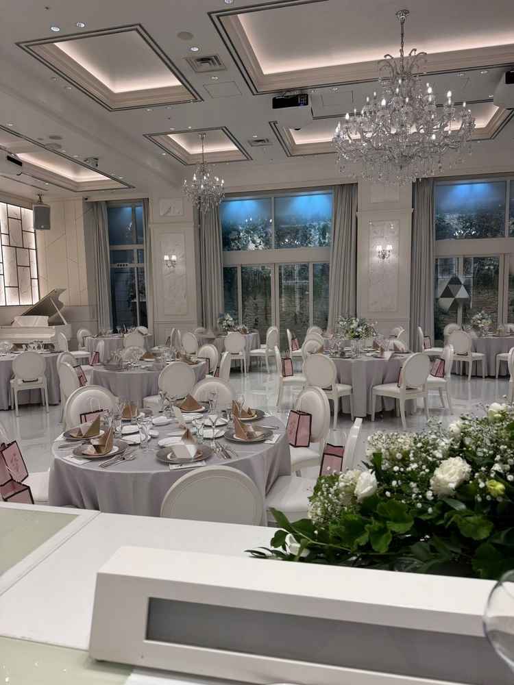 新郎新婦目線でのパリの披露宴会場。