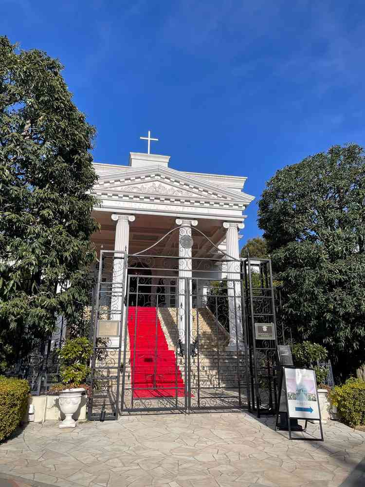 最寄駅から向かい、1番最初に見えるビクトリアハウスの階段