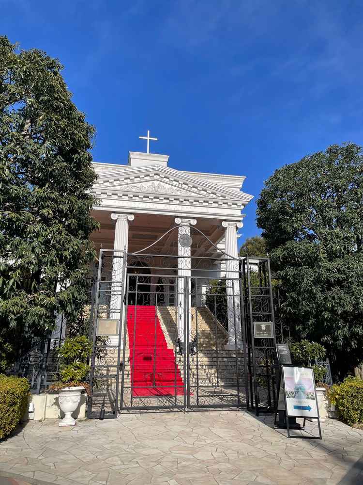 最寄駅から向かい、1番最初に見えるビクトリアハウスの階段