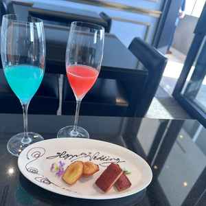 ウェルカムスペースでウェルカムドリンクとお菓子をいただきました。当日のゲストの様子が想像出来ました。