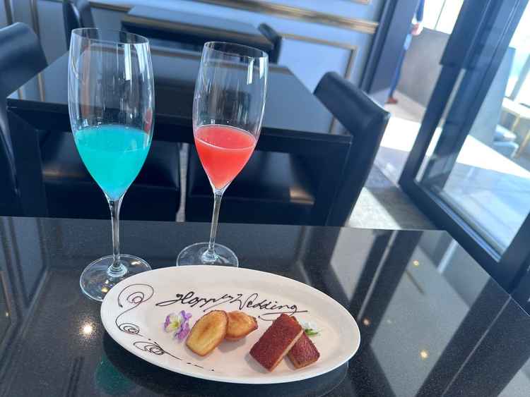 ウェルカムスペースでウェルカムドリンクとお菓子をいただきました。当日のゲストの様子が想像出来ました。