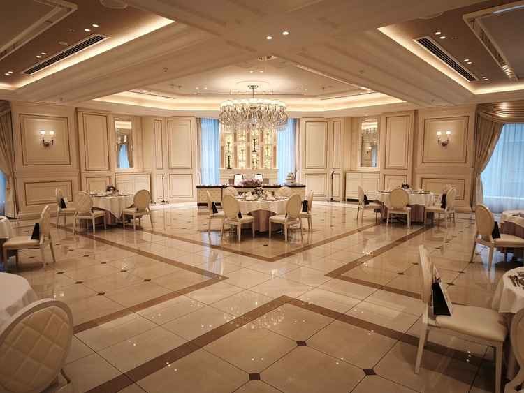 披露宴会場。菱形の会場は新郎新婦への距離が近まりとてもいい。