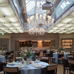 披露宴会場(ラトリエサンティエール)天井中央がガラス張りで明るい雰囲気。シャンデリアも豪華。