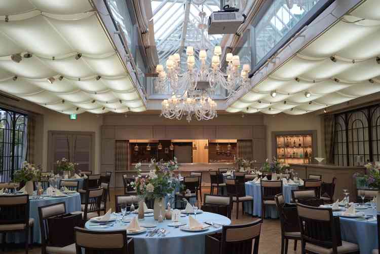 披露宴会場(ラトリエサンティエール)天井中央がガラス張りで明るい雰囲気。シャンデリアも豪華。