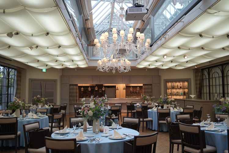 披露宴会場(ラトリエサンティエール)天井中央がガラス張りで明るい雰囲気。シャンデリアも豪華。