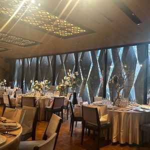 ターコイズブルーがテーマの2Fの披露宴会場は、外からの光が差し込む明るい雰囲気でとても素敵でした。