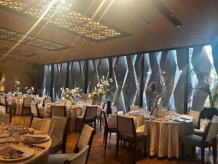 ターコイズブルーがテーマの2Fの披露宴会場は、外からの光が差し込む明るい雰囲気でとても素敵でした。