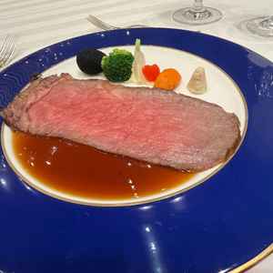 試食のローストビーフ。ソースは料理が運ばれてから、かけていただくスタイル。