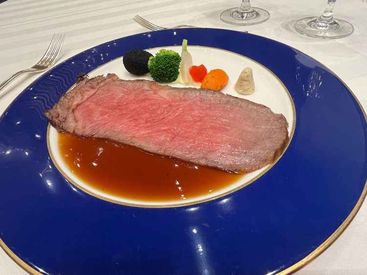試食のローストビーフ。ソースは料理が運ばれてから、かけていただくスタイル。