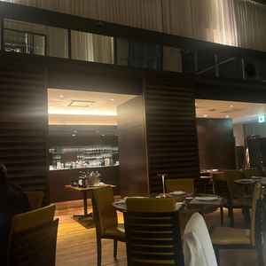 外のチャペルと中のチャペルはこの場所からひとつながりで迷わなくていい！披露宴食事はここで出来る