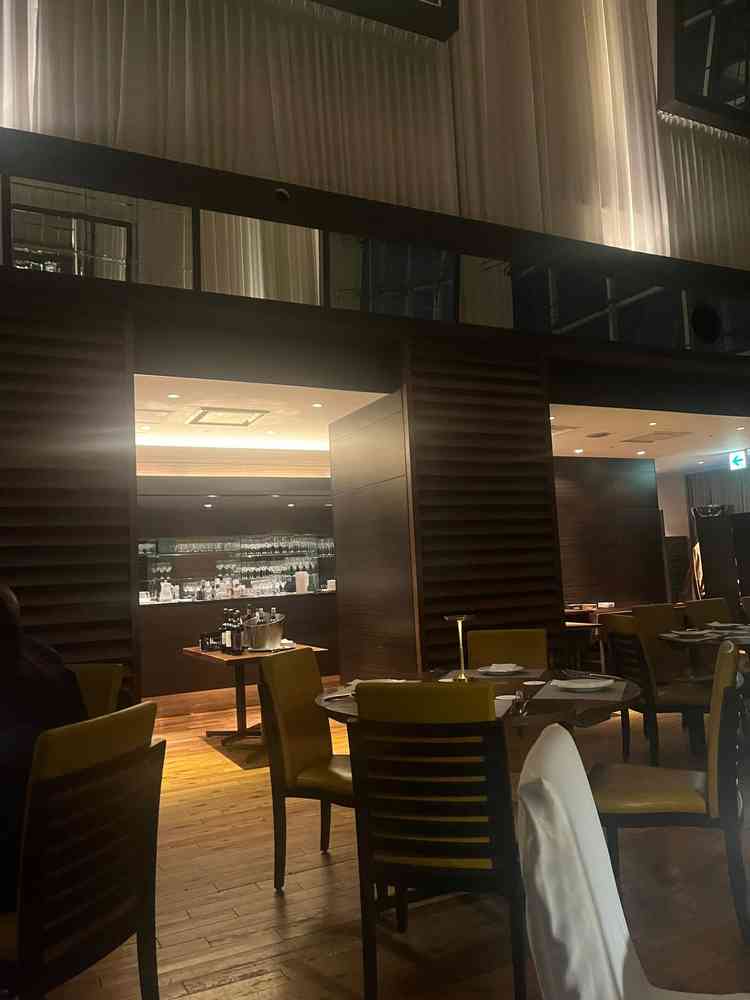 外のチャペルと中のチャペルはこの場所からひとつながりで迷わなくていい！披露宴食事はここで出来る