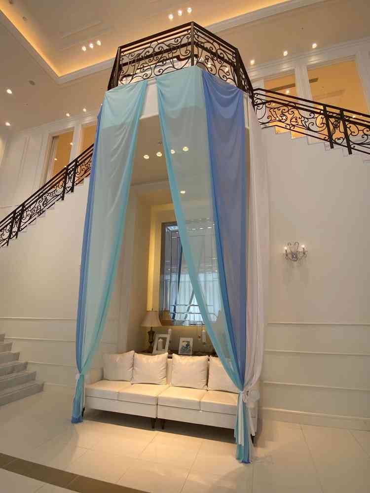 4枚目の会場には階段が設置されており、階下スペースも使用できます。歓談の場にも良さそうでした。