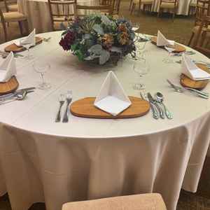 長テーブルではなく丸テーブルが設置されることが多いとのこと。ナプキンの畳み方はいくつかあるそうです。