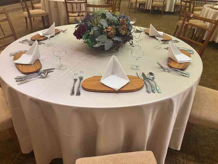 長テーブルではなく丸テーブルが設置されることが多いとのこと。ナプキンの畳み方はいくつかあるそうです。
