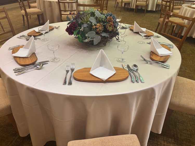 長テーブルではなく丸テーブルが設置されることが多いとのこと。ナプキンの畳み方はいくつかあるそうです。