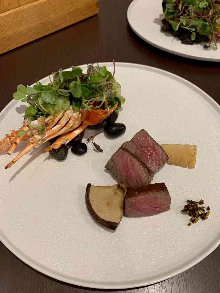 メイン2種を試食。肉は外香ばしく中やわらかで付け合わせや薬味まで感動の美味しさ、火入れが完璧で最高