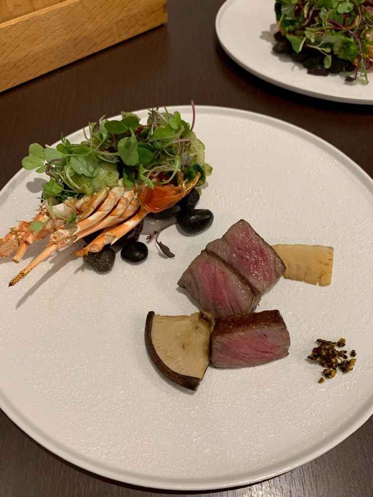 メイン2種を試食。肉は外香ばしく中やわらかで付け合わせや薬味まで感動の美味しさ、火入れが完璧で最高