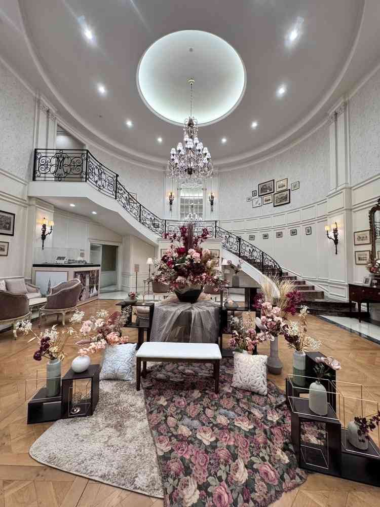 エントランス　巨大な花の装飾があり、また、奥には螺旋階段がありとても豪華