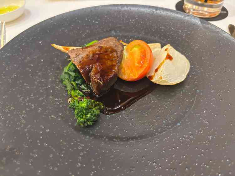 メインのお肉です。三浦の野菜も美味しかったです。