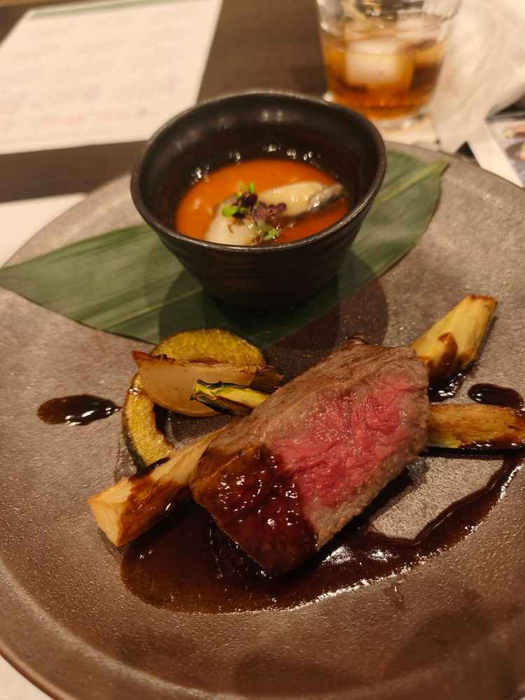 試食会のメイン料理です。オリジナリティのある味付けで味付けは勿論、見た目も華やかで、素敵な料理でした