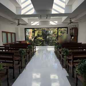 チャペルの写真です。電気がなくても自然光で十分に明るく、写真映えしそうな感じでした。