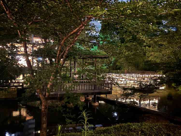 夜の東屋