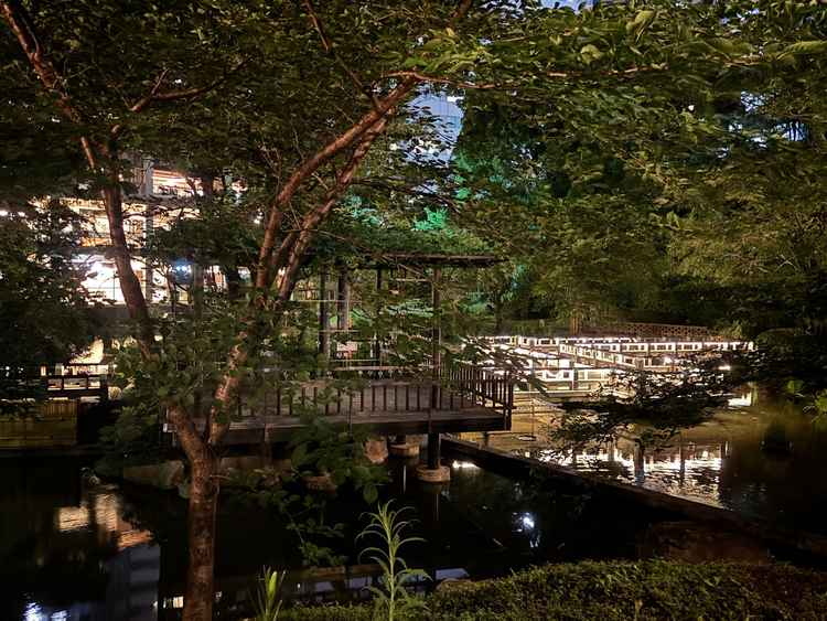 夜の東屋