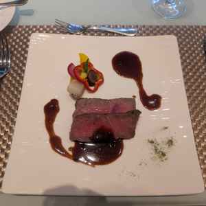 お肉系のメインディッシュ、黒毛和牛のサーロイン。ソースが濃厚で美味しい。また抹茶塩も良いアクセント。