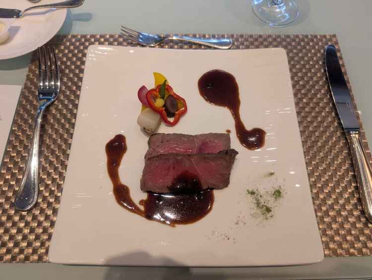 お肉系のメインディッシュ、黒毛和牛のサーロイン。ソースが濃厚で美味しい。また抹茶塩も良いアクセント。