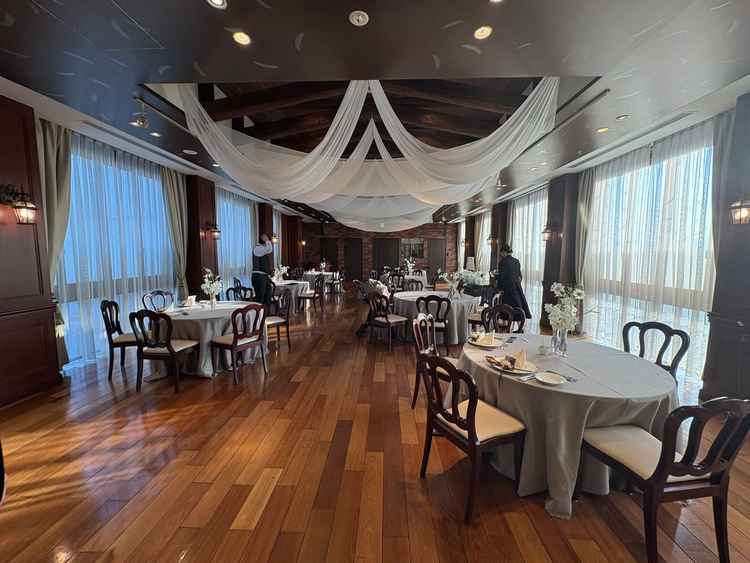 披露宴会場1(2つあるうちの1つ)。木目調であたたかい雰囲気。