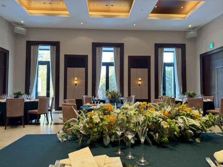 披露宴会場。モダンな雰囲気。