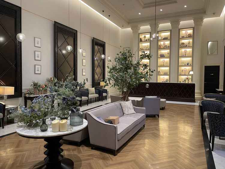 ゲストの待合室は広々しており、アンティーク調の家具によって落ち着いた雰囲気になっています。