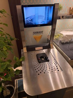 青森県内での導入は非常に少ない、ビールのトルネードディスペンサー。待ち時間も楽しく過ごせそうです。