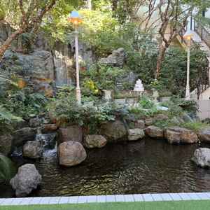 滝の音が聞こえるガーデン。子どもも飽きずに遊べそう。