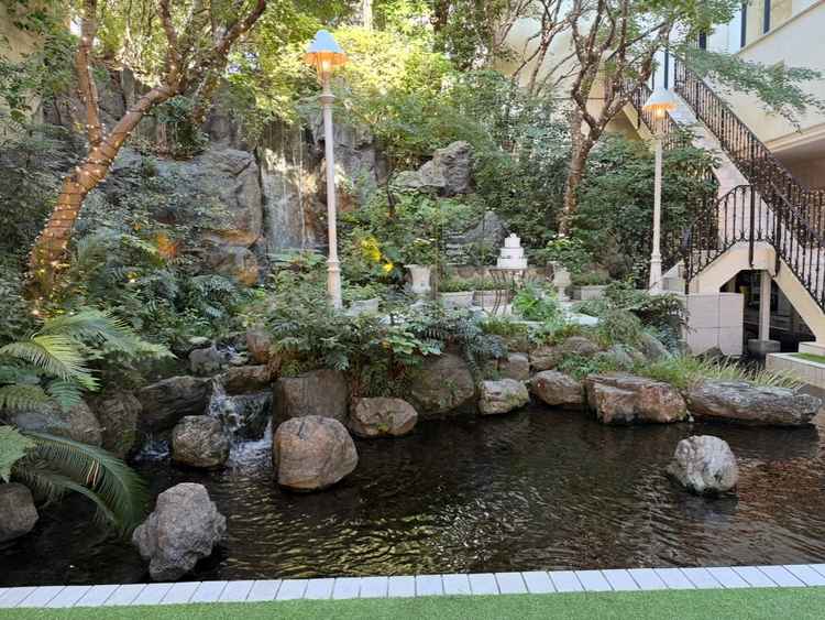 滝の音が聞こえるガーデン。子どもも飽きずに遊べそう。