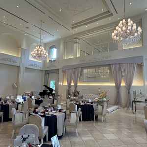 披露宴会場:天井が高くて開放感がある