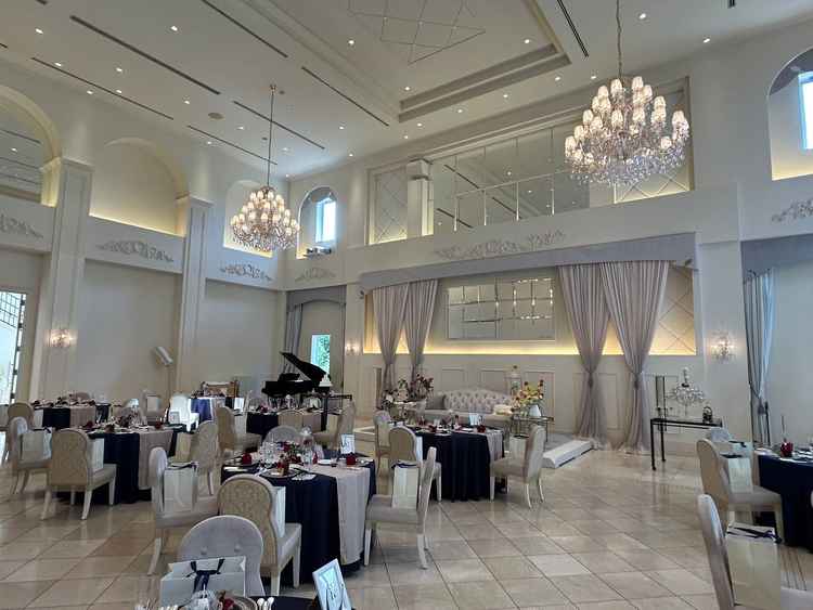 披露宴会場：天井が高くて開放感がある