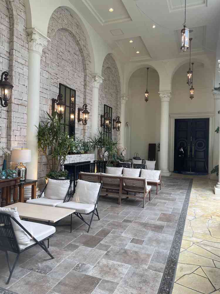 中庭にある歓談スペース。暖炉も使えるそうです。