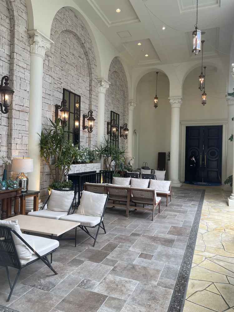 中庭にある歓談スペース。暖炉も使えるそうです。