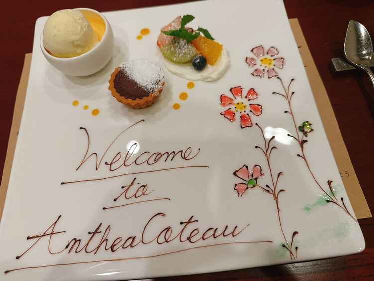 秋なのでコスモスをプレートに書いていただいたかわいいデザートプレート