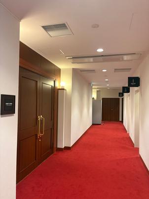 披露宴会場（洋室）前の写真。レストランと離れていてプライベートがあり、トイレ動線が良かったです。