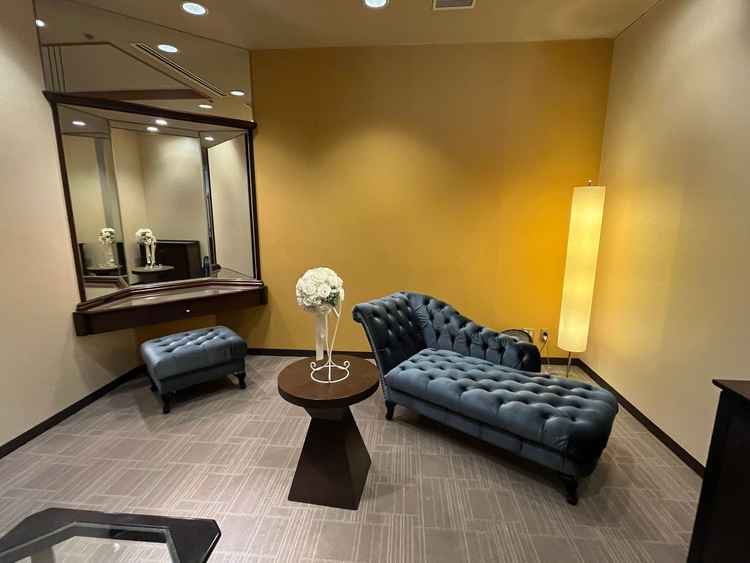 新郎新婦控室。ここで新婦は最後の支度として母から紅を差していただくこともあるとのこと。